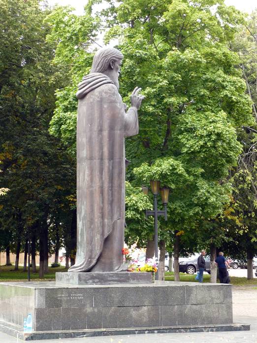 ...Here sculptor Valentin Charkin (1937-2005) sculpted the statue is very lush hair and made your back perfectly straight, only his head slightly bowed.