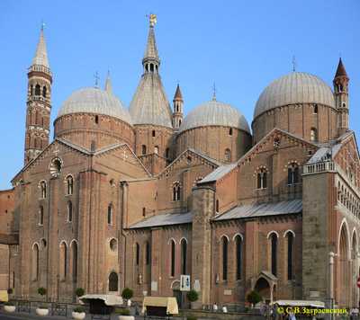Романский собор в Падуе. Над центральным куполом возведен декоративный шатер.