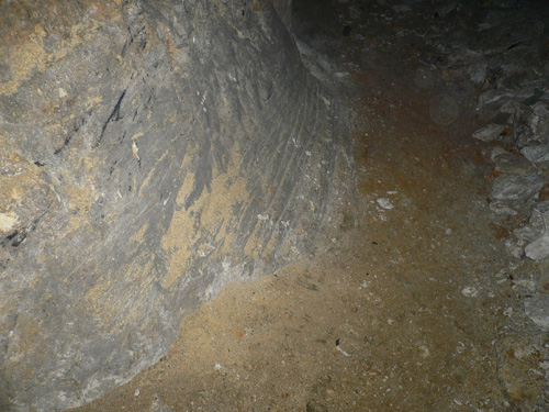 Traces of trucks or scrapers at the turn of the roadway (Article quarry)