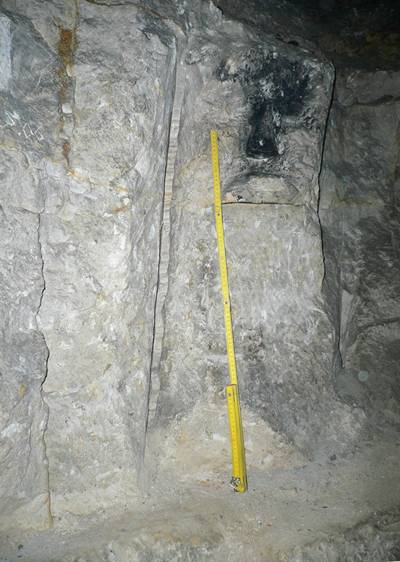 Unfinished old elaboration in Syanovskaya quarry. In the upper right corner of the image the upper cavity is visible, in the middle – vertical indents.