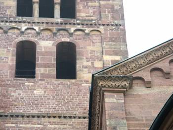 "Universal" Romanesque decoration on the cathedral in Speyer.