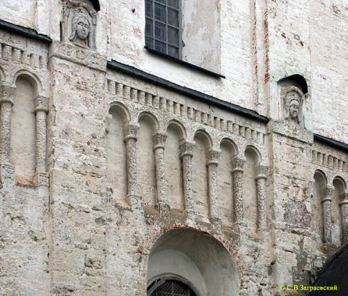 Arcature-columnar zone of the Cathedral of Nativity of the Virgin.