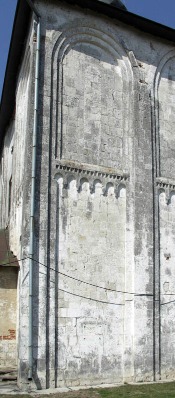Западное прясло южной стены церкви Бориса и Глеба.
