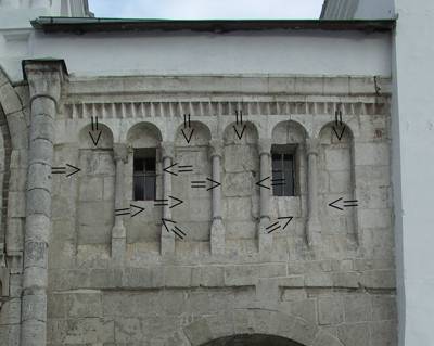 Western wall of the passage. Arrows indicate the traces of turnings.