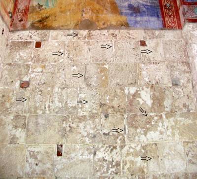 Detail of the western part of the northern wall of the Church of Nativity of the Virgin in Bogolyubovo. View from the interior. Arrows indicate the traces of turning.