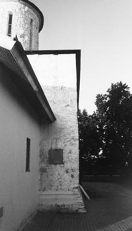 The Nikolskaya Church in Kamenskoye. On the background of a strictly vertical walls of the Western porch of the turn of XX and XXI centuries clearly visible distortion of the southern wall of the temple.