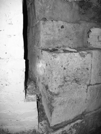 The inner corner of the Northern wall of the Western porch, and the Western wall of the assumption Cathedral 1326-1327 years (from left later whitewashed brick walls).
