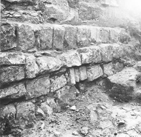 The foundations of the Dormition Cathedral in Kolomna (excavations under the direction Kavelmahera). In the bottom row visible piece of the cap in the "third" use.